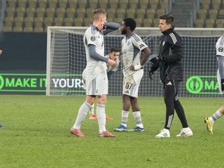 Na snímke hráči Slovana po prehratom zápase v Tetove.