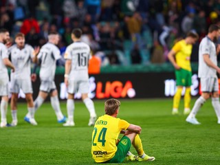V popredí sklamaný Samuel Ďatko (Žilina) po prehre v zápase 6. kola nadstavbovej časti futbalovej Niké ligy v skupine o titul medzi MŠK Žilina - ŠK Slovan Bratislava.