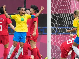 Marta (vľavo) sa teší po strelenom góle v zápase Čína - Brazília na OH Tokio 2020 / 2021.