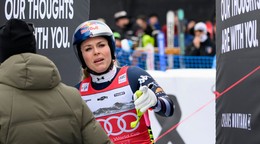 Američanka Lindsey Vonnová reaguje po páde počas zjazdu žien na Svetovom pohári alpských lyžiarok vo švajčiarskom stredisku Crans-Montana.