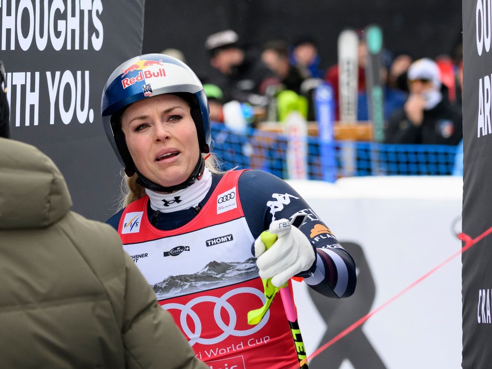 Američanka Lindsey Vonnová reaguje po páde počas zjazdu žien na Svetovom pohári alpských lyžiarok vo švajčiarskom stredisku Crans-Montana.