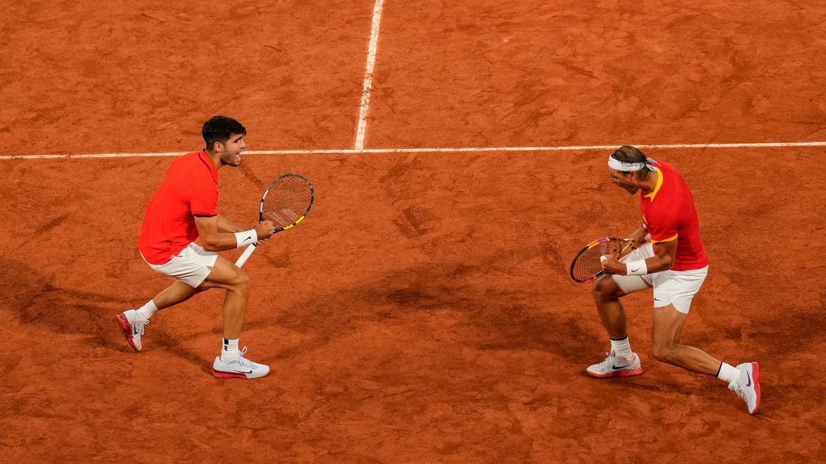 Španielski tenisti Carlos Alcaraz (vľavo) a Rafael Nadal.