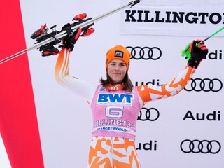 Petra Vlhová oslavuje na pódiu druhé miesto v slalome Svetového pohára v americkom Killingtone.