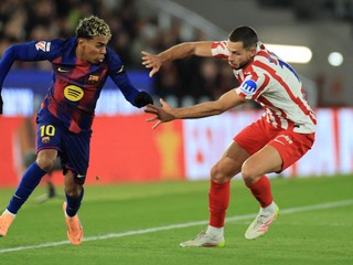 Lamine Yamal a Dávid Hancko v zápase španielskej La Ligy FC Barcelona - Atlético Madrid.