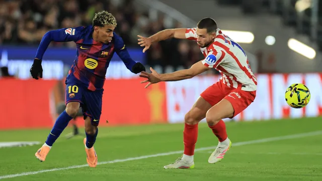 Lamine Yamal a Dávid Hancko v zápase španielskej La Ligy FC Barcelona - Atlético Madrid.