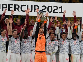 Futbalisti Bayernu Mníchov oslavujú zisk nemeckého Superpohára.