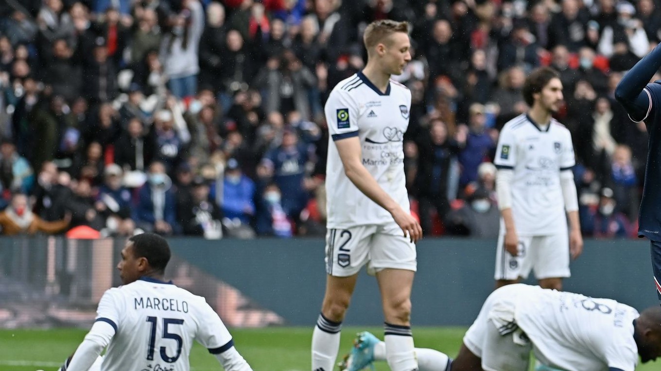 Futbalisti Bordeaux inkasujú gól v zápase proti PSG. 