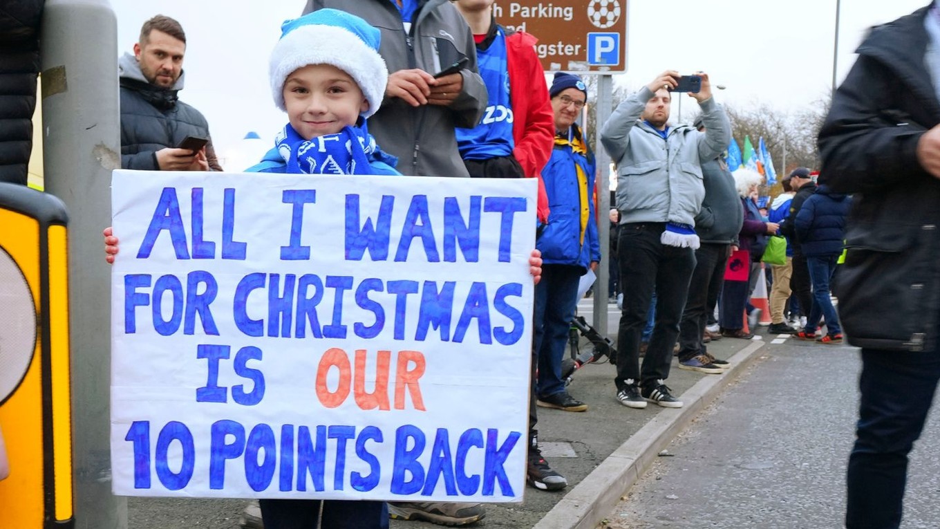 Malý fanúšik Evertonu drží plagát s nápisom "Všetko, čo chcem na Vianoce, je vrátiť našich desať bodov späť".