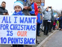 Malý fanúšik Evertonu drží plagát s nápisom "Všetko, čo chcem na Vianoce, je vrátiť našich desať bodov späť".