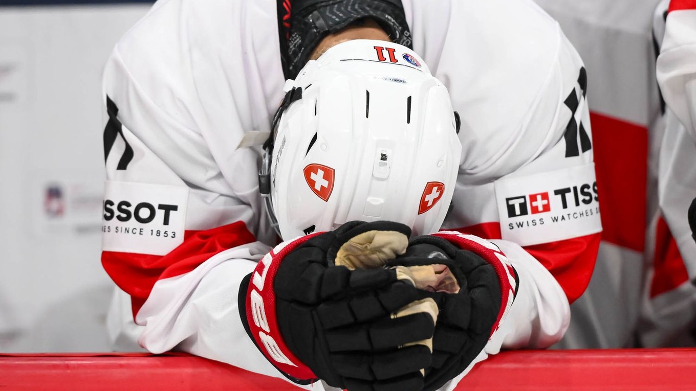 Sklamaný švajčiarsky hokejista Mike Aeschlimann.