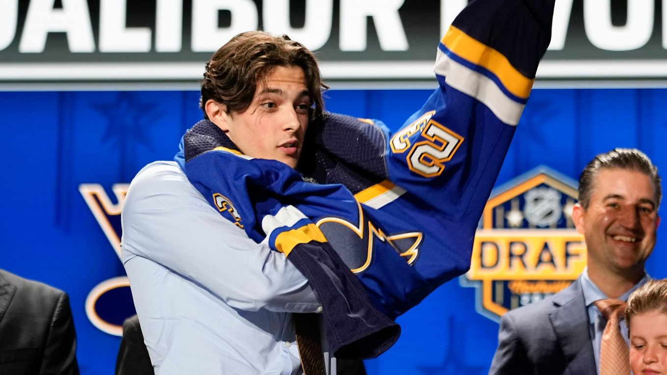 Dalibor Dvorský si oblieka dres St. Louis Blues vo vstupnom drafte NHL 2023.