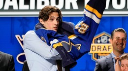 Dalibor Dvorský si oblieka dres St. Louis Blues vo vstupnom drafte NHL 2023.