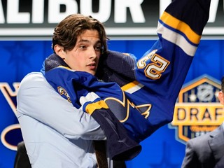 Dalibor Dvorský si oblieka dres St. Louis Blues vo vstupnom drafte NHL 2023.