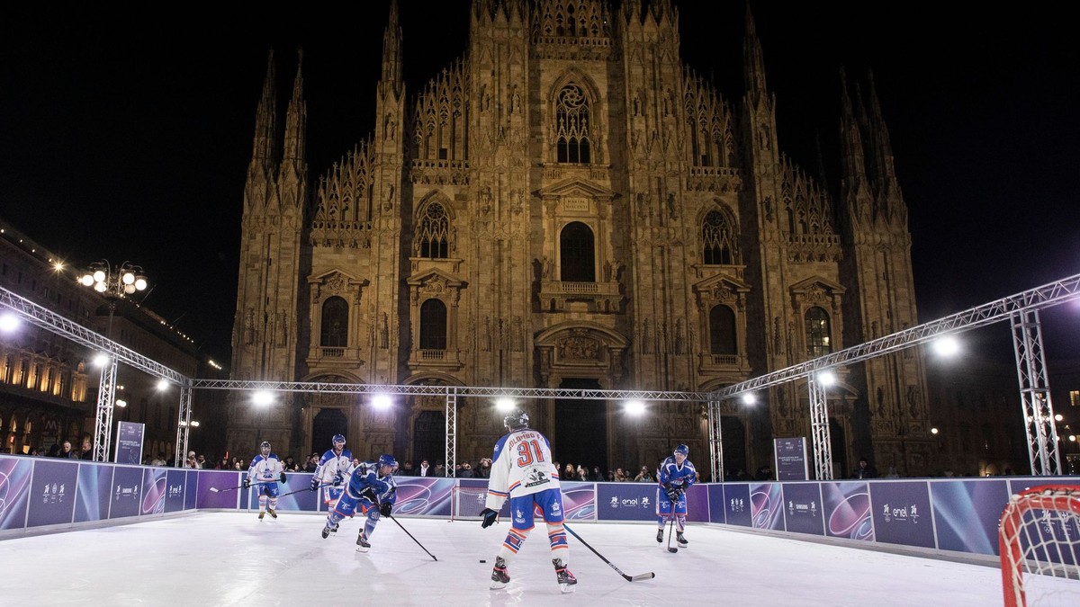 Hokejový zápas pred dómom v Miláne pri príležitosti otvorenia športovej dediny v dejisku ZOH 2026.