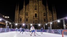 Hokejový zápas pred dómom v Miláne pri príležitosti otvorenia športovej dediny v dejisku ZOH 2026.