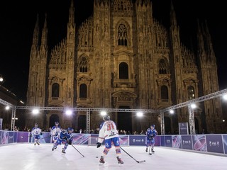 Hokejový zápas pred dómom v Miláne pri príležitosti otvorenia športovej dediny v dejisku ZOH 2026.