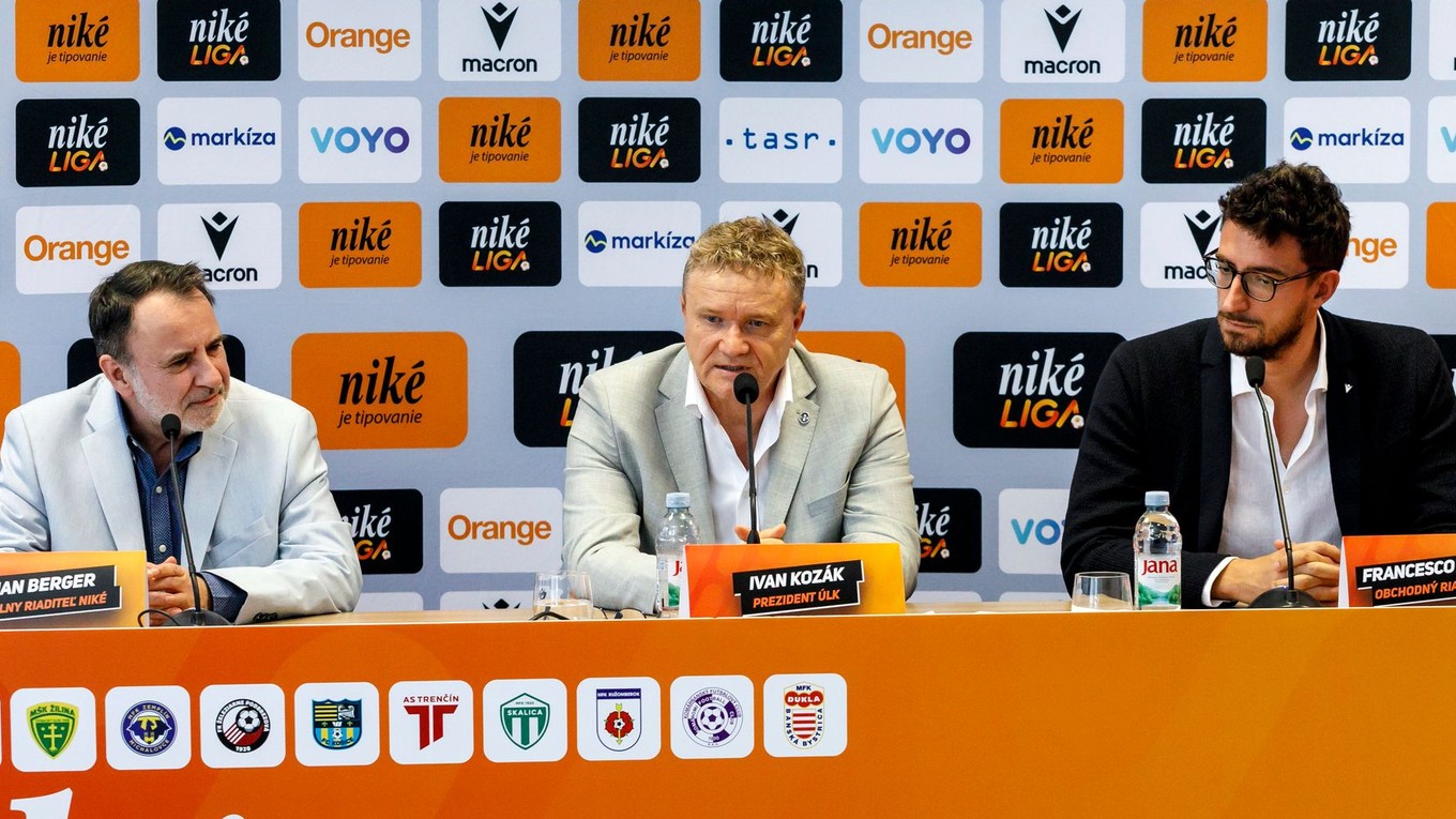 Na snímke zľava Roman Berger, Ivan Kozák a Macron Sport Francesco Martinelli