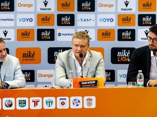 Na snímke zľava Roman Berger, Ivan Kozák a Macron Sport Francesco Martinelli 
