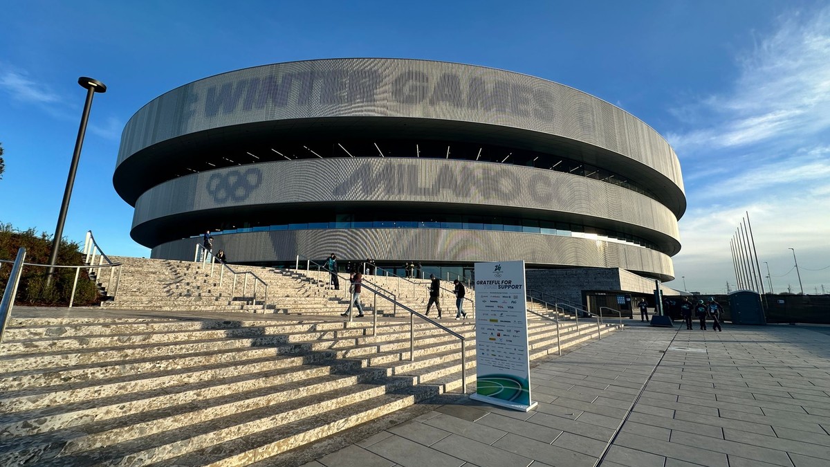 Proba, proba. Uno, due. V olympijskej aréne sa už hrá, ale aj upratuje