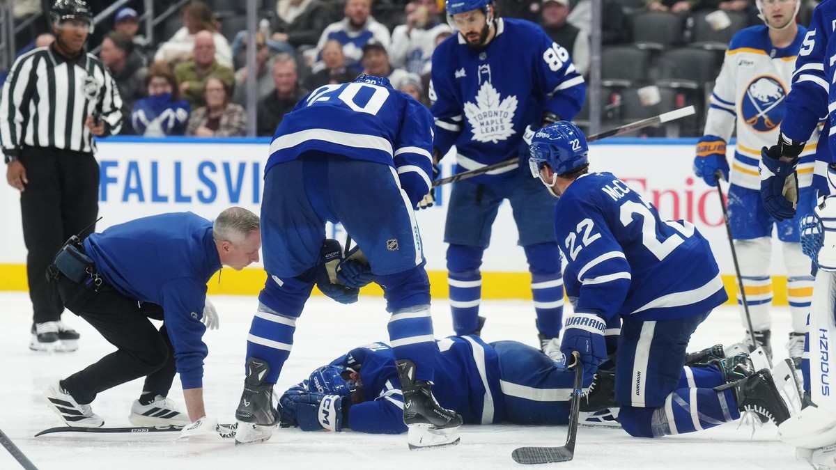John Tavares leží na ľade.