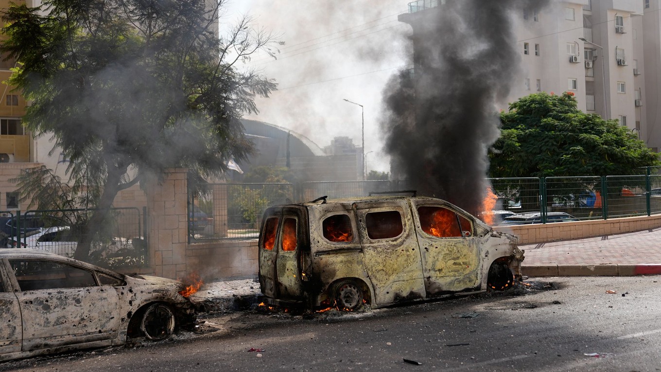 Horiace autá na ulici po tom, ako ich zasiahli rakety vystrelené z pásma Gazy v izraelskom meste Aškelon. 