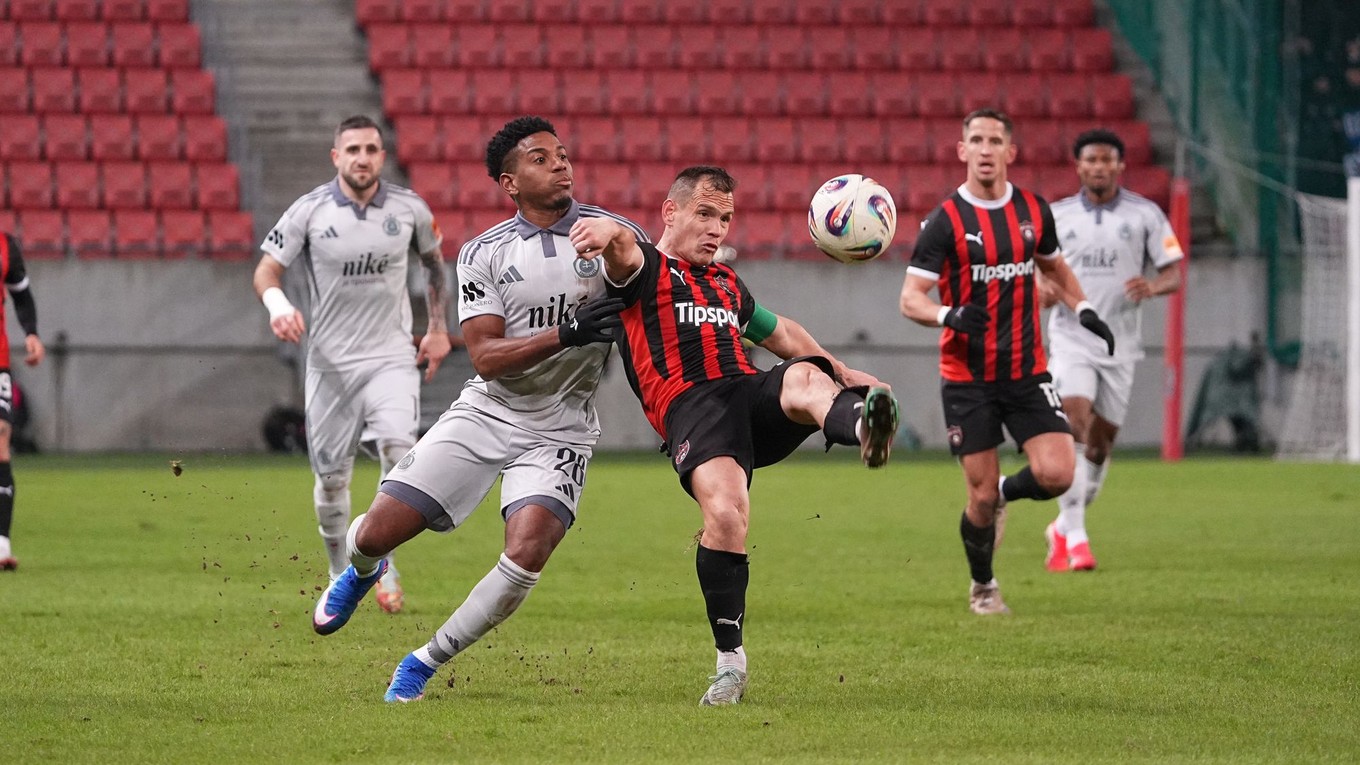 Cesar Blackman (28) a hráč Spartaku Trnava Kristián Koštrna.