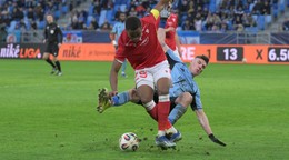 Na snímke hráč Slovana Danylo Ignatenko (v modrom) v súboji s hráčom Trenčína Loic Bessilém.