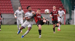 Cesar Blackman (28) a hráč Spartaku Trnava Kristián Koštrna.