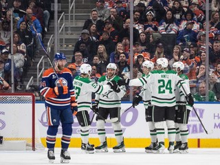 Hráči Dallasu oslavujú gól do siete Edmontonu.