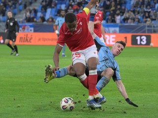 Na snímke hráč Slovana Danylo Ignatenko (v modrom) v súboji s hráčom Trenčína Loic Bessilém.