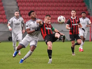 Cesar Blackman (28) a hráč Spartaku Trnava Kristián Koštrna.