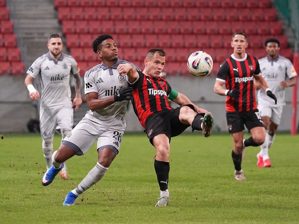 Cesar Blackman (28) a hráč Spartaku Trnava Kristián Koštrna.