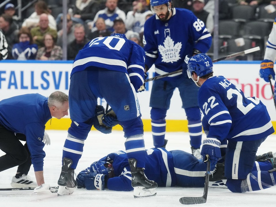 John Tavares leží na ľade.