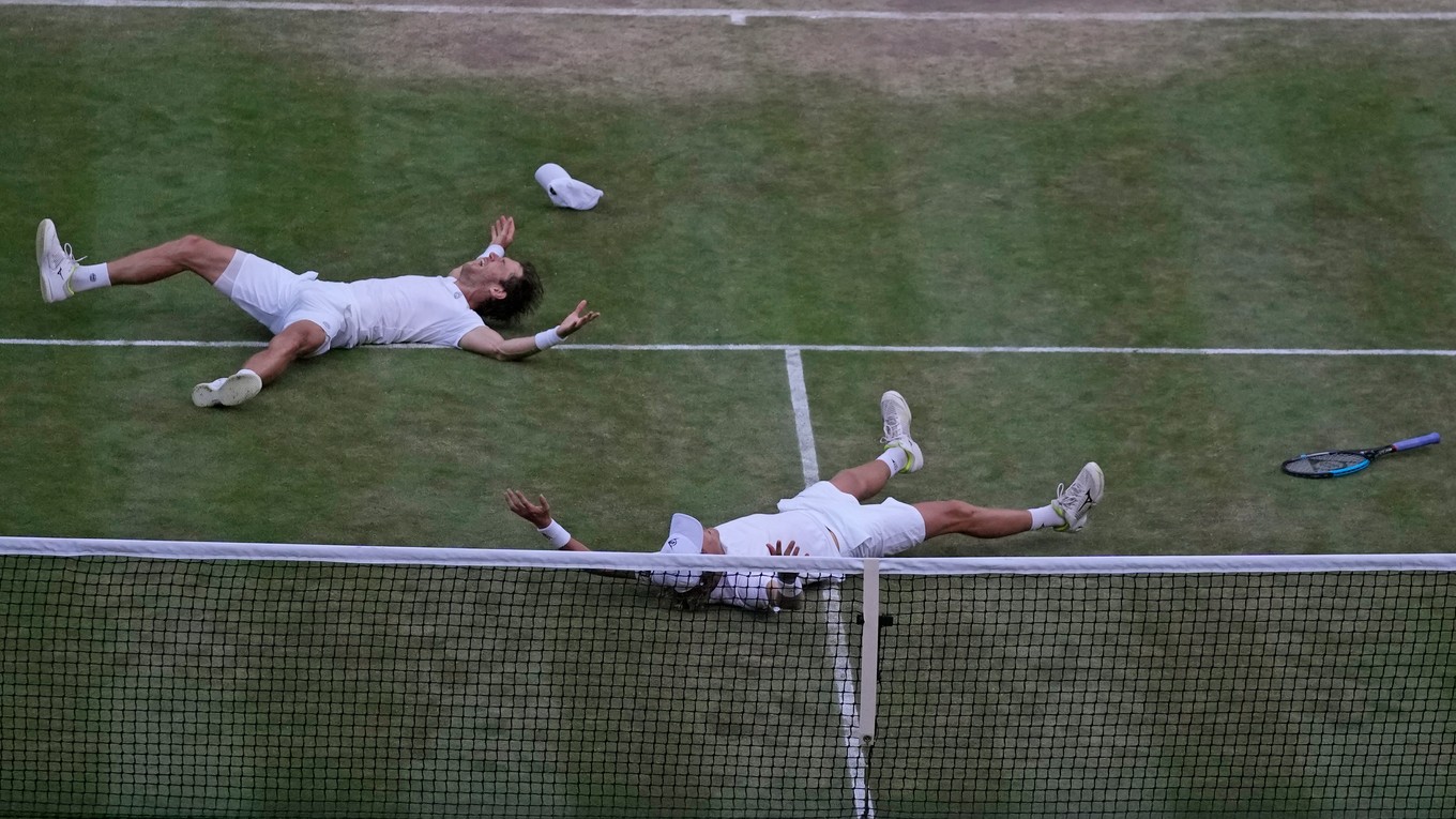 Matthew Ebden a Max Purcell po finále na turnaji Wimbledon 2022.