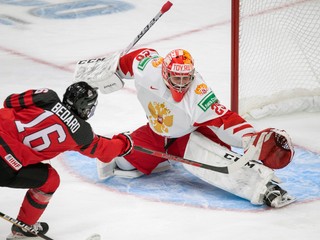 Momentka zo zápasu Kanada U20 vs. Rusko U20. Domáci Connor Bedard skóruje.