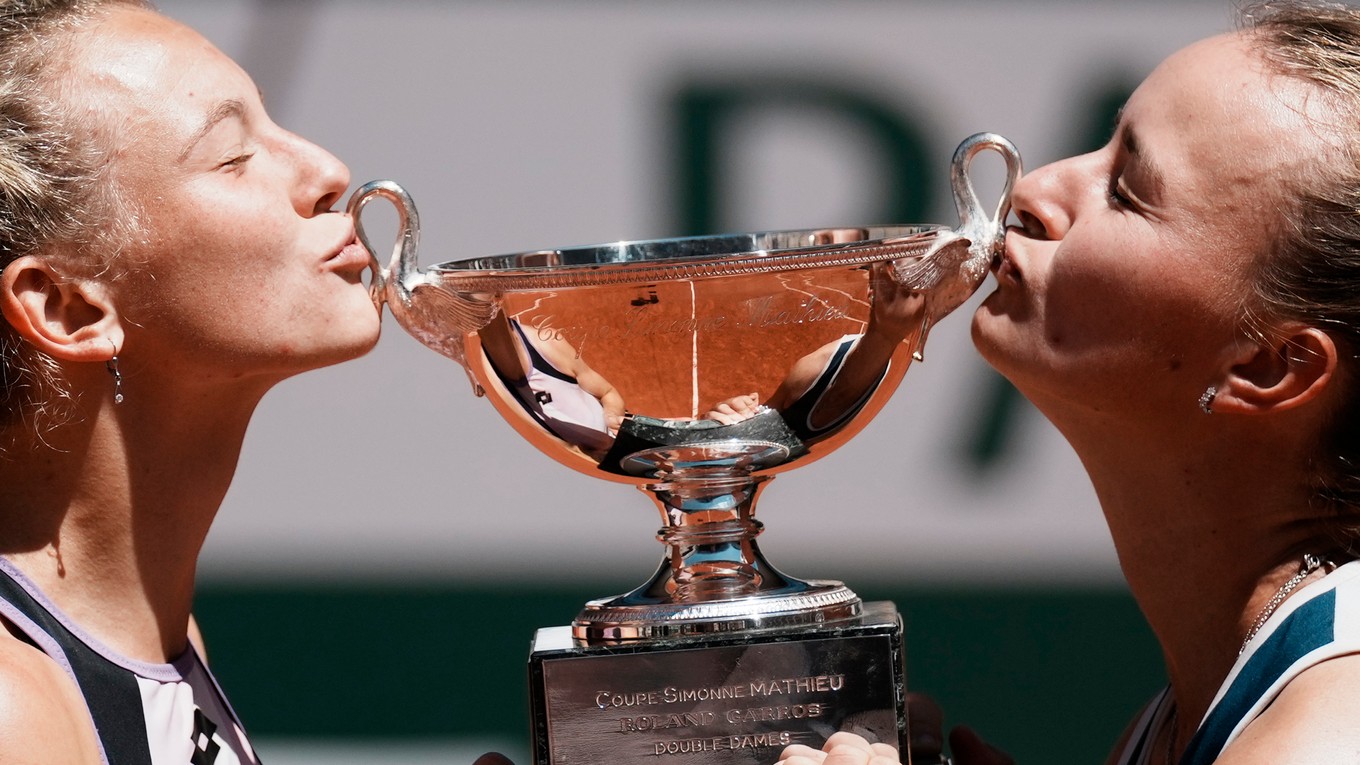 Barbora Krejčíková a Kateřina Siniaková vyhrali Roland Garros 2021.