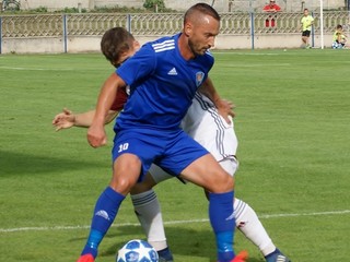 Adrián Candrák (v modrom) v drese OFK Tovarníky. 