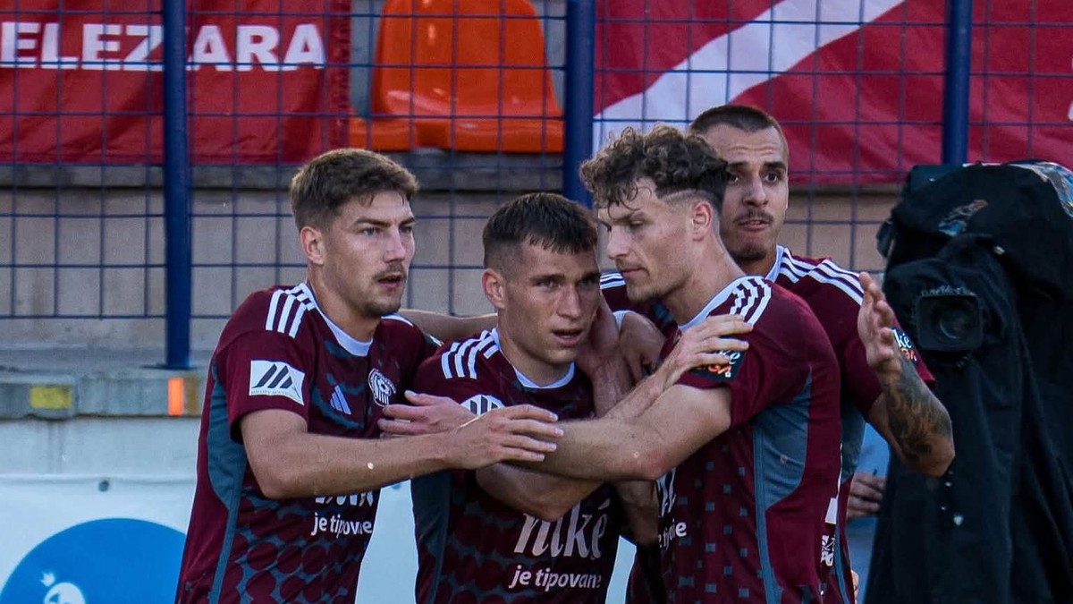 Futbalisti FK Železiarne Podbrezová oslavujú gól.