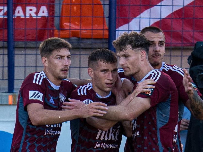Futbalisti FK Železiarne Podbrezová oslavujú gól.