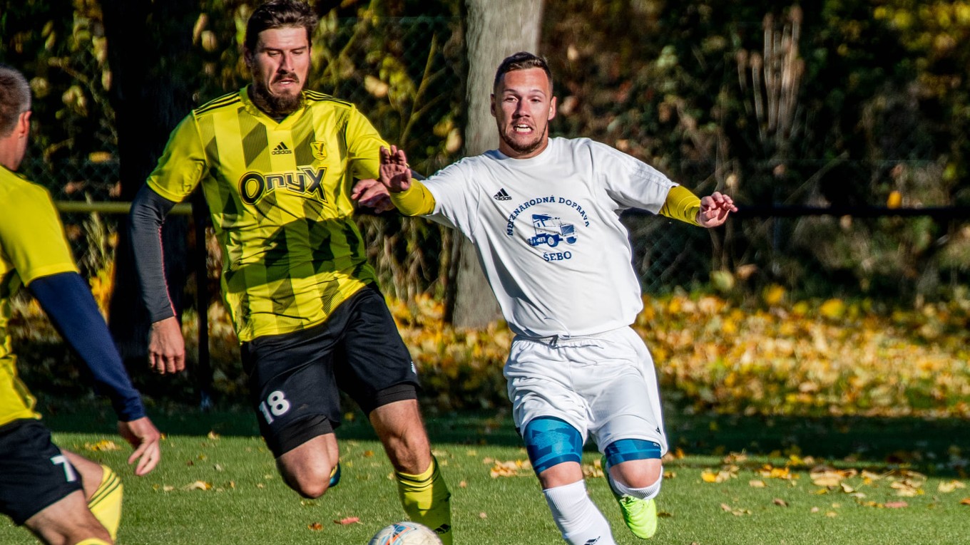 Futbalový univerzál Dmitrij Korman (pri lopte) háji farby Pozby už štvrtú sezónu. 