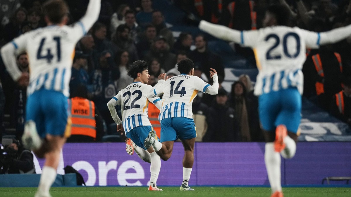 Futbalisti Brightonu sa tešia z gólu v zápase proti londýnskej Chelsea.