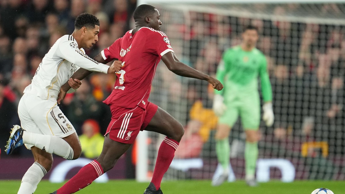 Ibrahima Konaté (vpravo) a Jude Bellingham v zápase FC Liverpool - Real Madrid. 