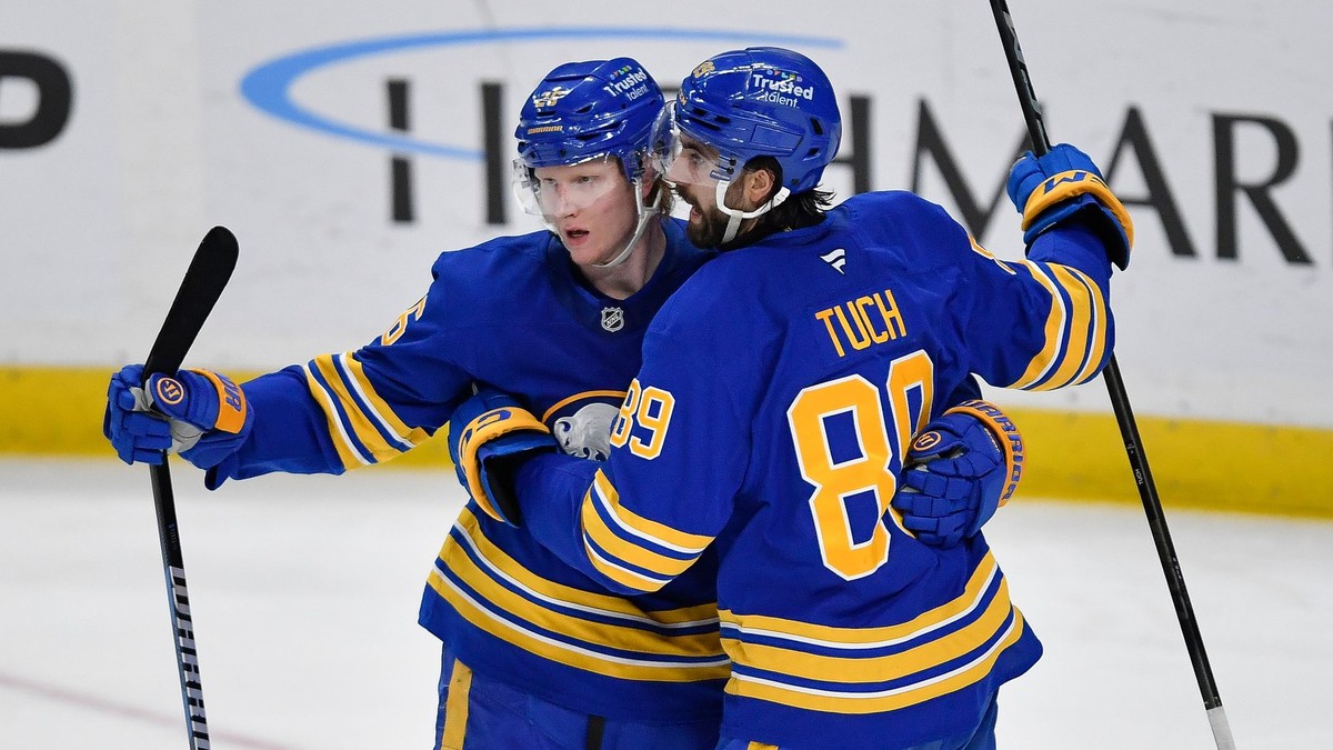 Rasmus Dahlin a Alex Tuch.