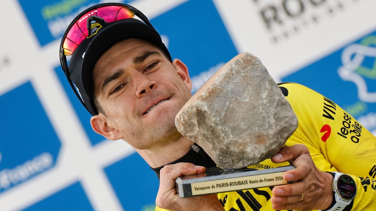 Belgičan Wout van Aert s dlažobnou kockou pre víťaza Paríž - Roubaix 2026.