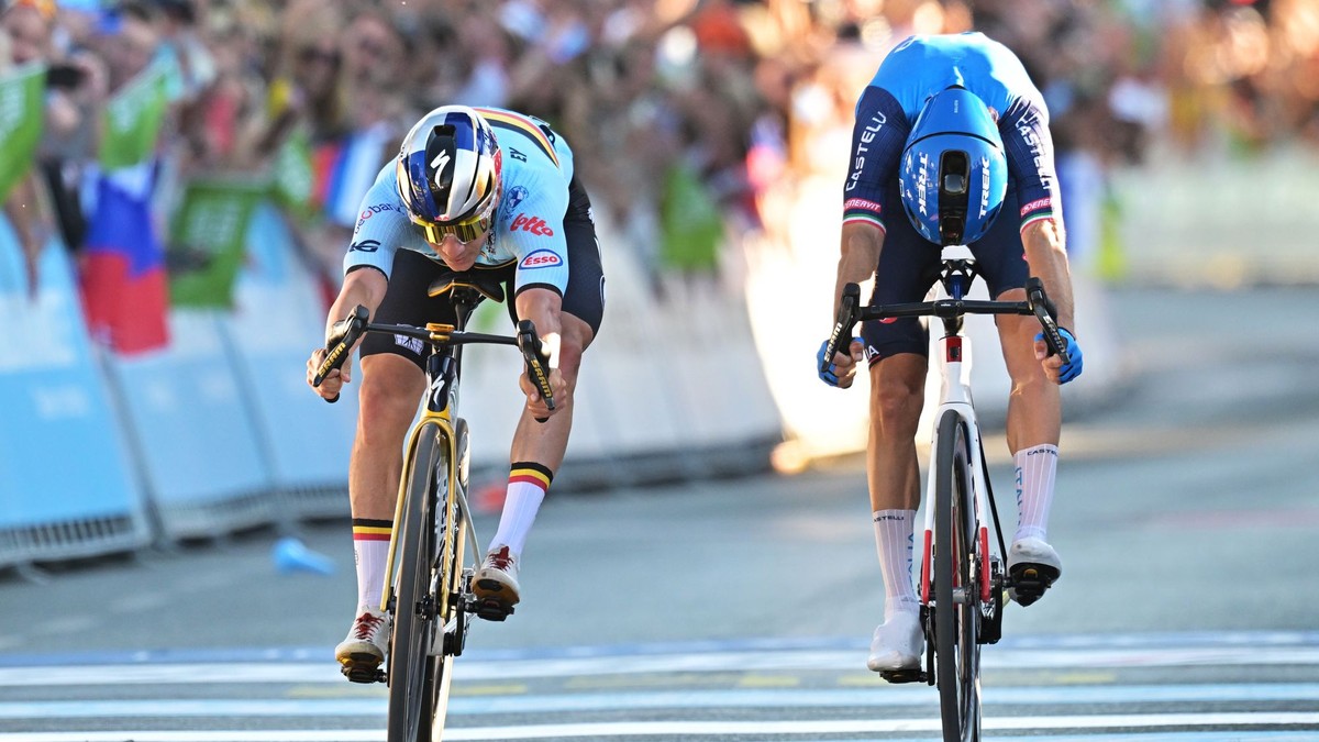 Remco Evenepoel (vľavo) tesne zdolal Giulia Cicconeho na ME v cyklistike 2026.