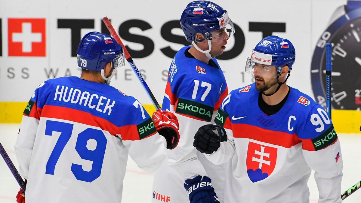 Tomáš Tatar, Šimon Nemec a Libor Hudáček sa tešia po strelenom góle v zápase Slovensko - Poľsko v skupine B na MS v hokeji 2024.