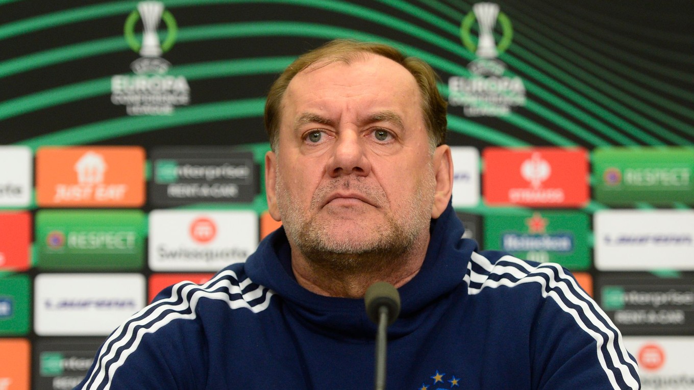 Tréner Slovana Bratislava Vladimír Weiss starší.