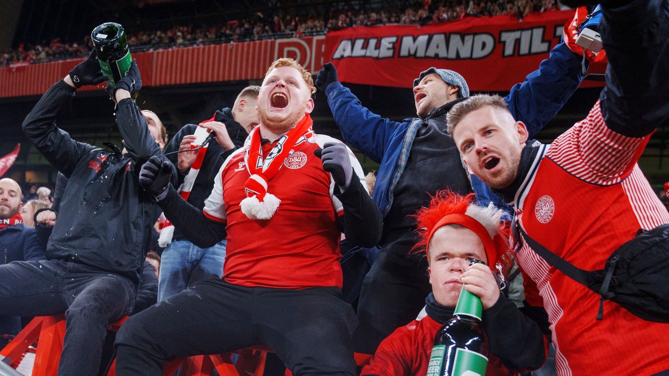 Dánski futbaloví fanúšikovia.