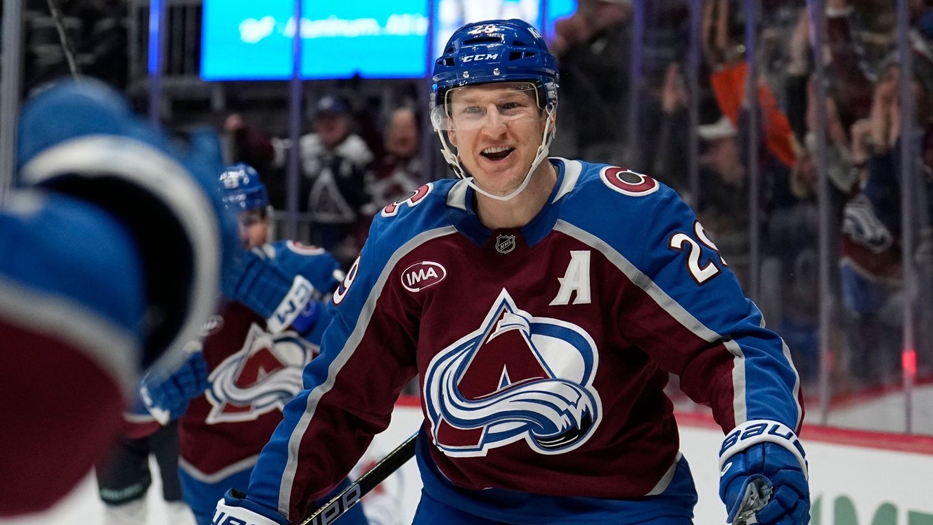 Nathan MacKinnon v drese Colorado Avalanche.