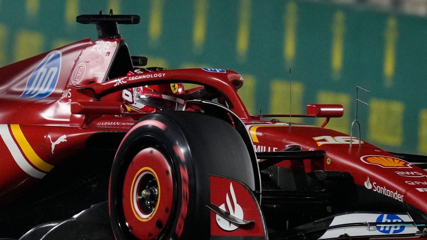 Charles Leclerc na Ferrari počas kvalifikácie na Veľkú cenu Abú Zabí 2024.